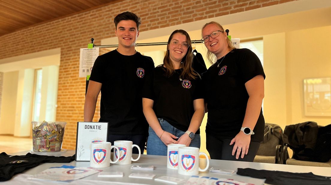 Thijs Verhaar (links) uit Enschede richtte samen met Esmay Wittens en Sanne Driessen (rechts) de Stichting Veteranen Kids op
