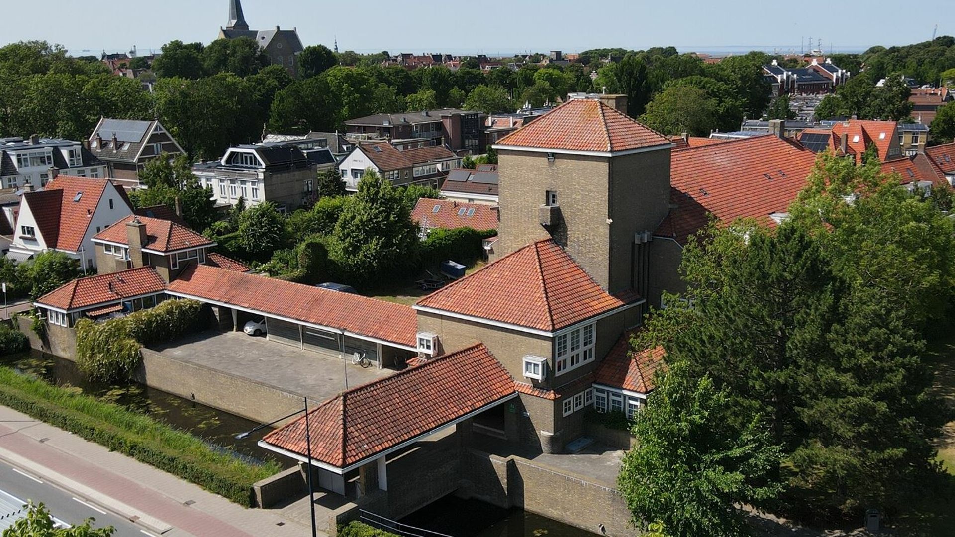 Grutste Ryksmonumint fan Harns te keap, sa sjocht it der fan binnen út