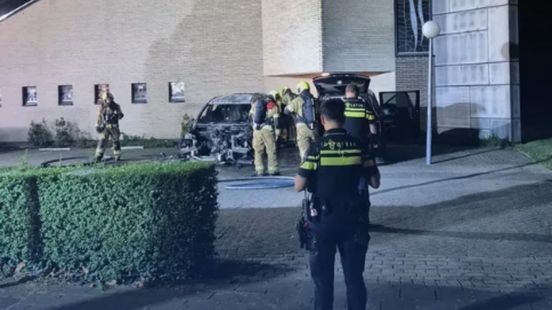 Auto uitgebrand in Zwijndrecht, vuur mogelijk aangestoken