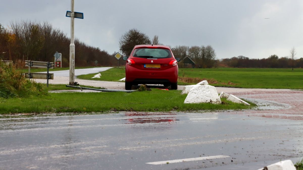 Auto glijdt door op gladde weg bij Menaam | Eigenaar bedrijf Achtkarspelen verdacht van belastingfra