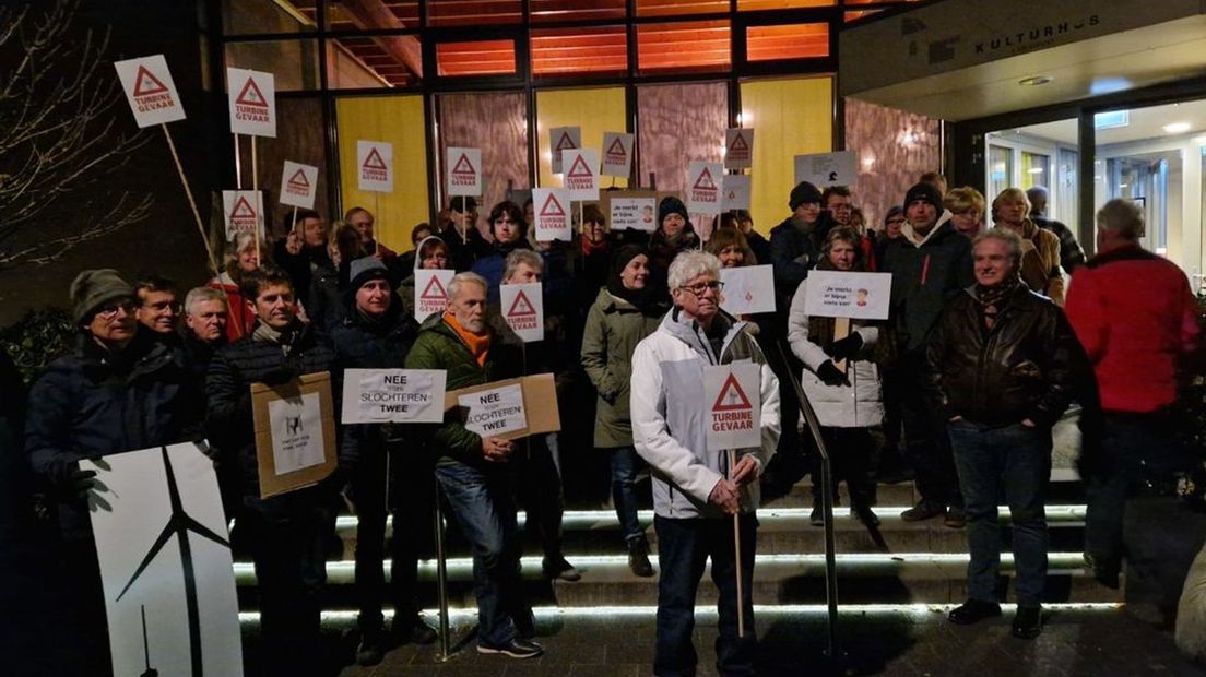 Bewoners Exel protesteren bij informatiebijeenkomst over windmolens.