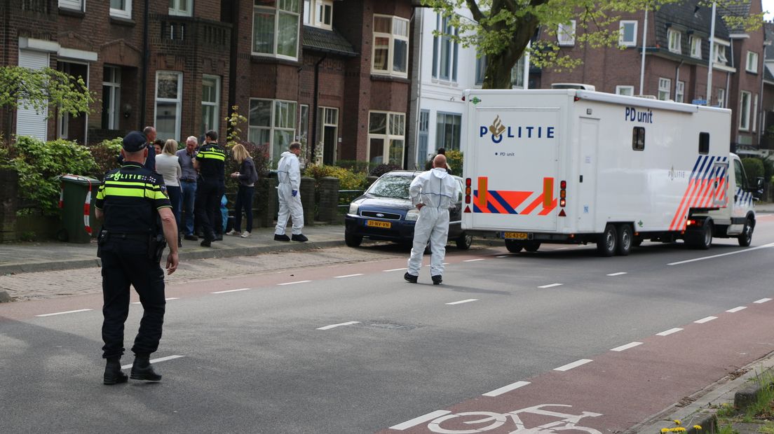 De politie is nog steeds bezig met onderzoek in en rond het huis aan de Berg en Dalseweg, waar maandagmiddag twee lichamen zijn gevonden. Volgens buurtbewoners gaat het om een vader en een zoon.