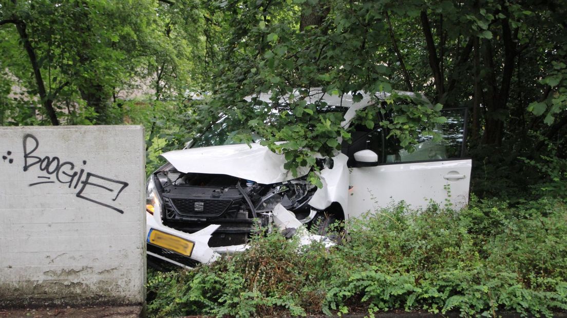 auto tegen muur Emmen