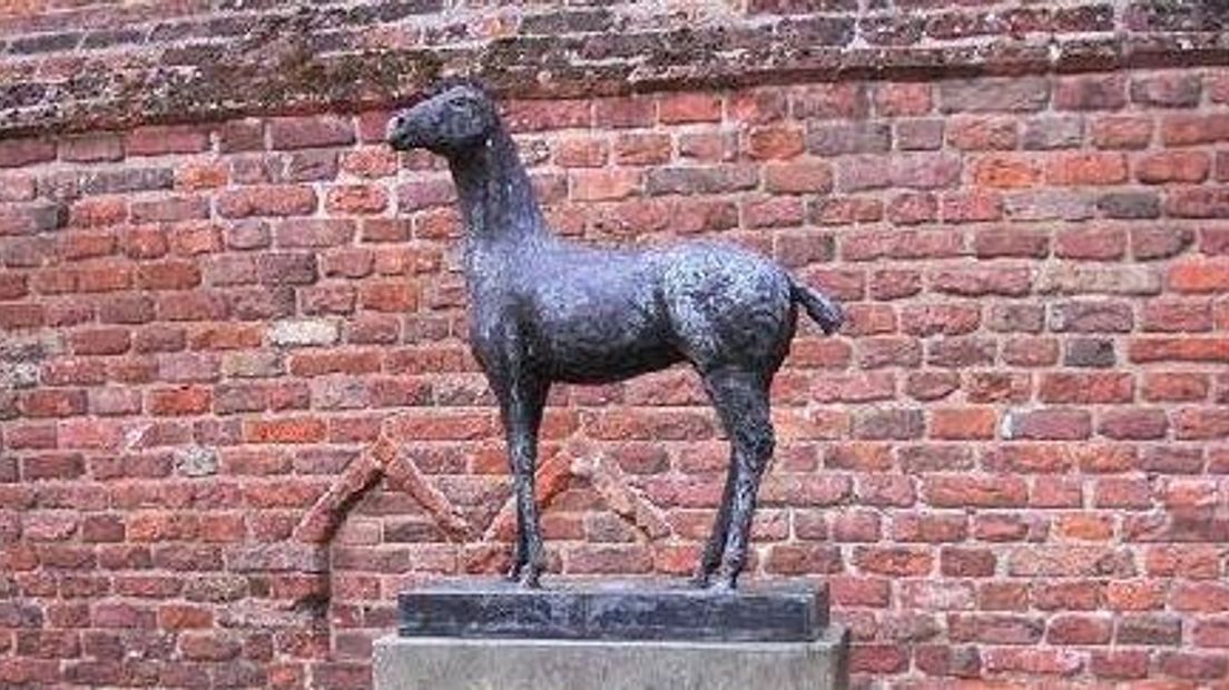 Het bronzen paard dat voor de ingang van de Gasthuiskerk stond