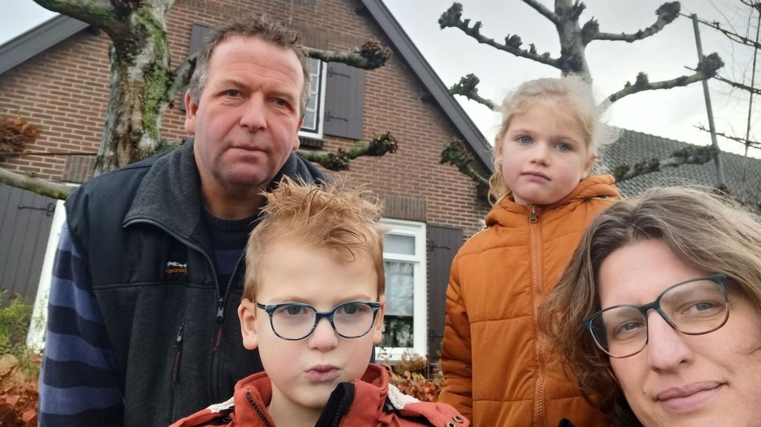 De familie Hazendonk wil niet weg uit hun boerderij. "Uitkopen? Niks ervan."