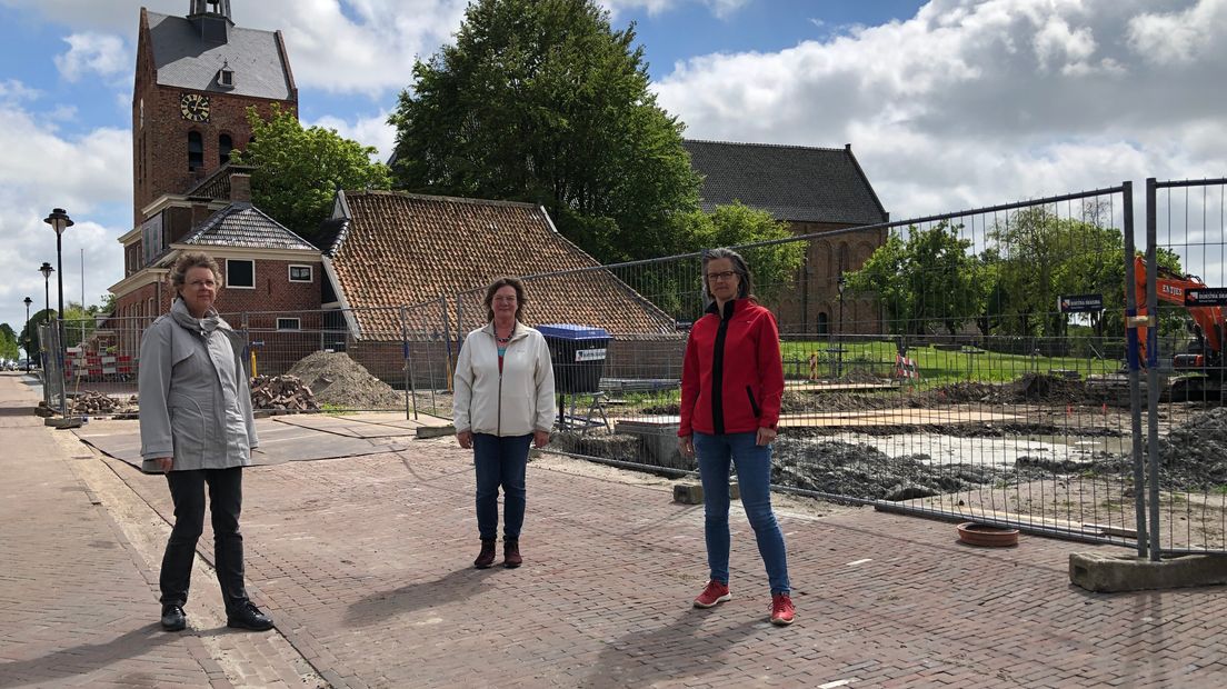 Zandtsters hekelen de nieuwbouwwoningen bij de eeuwenoude Mariakerk