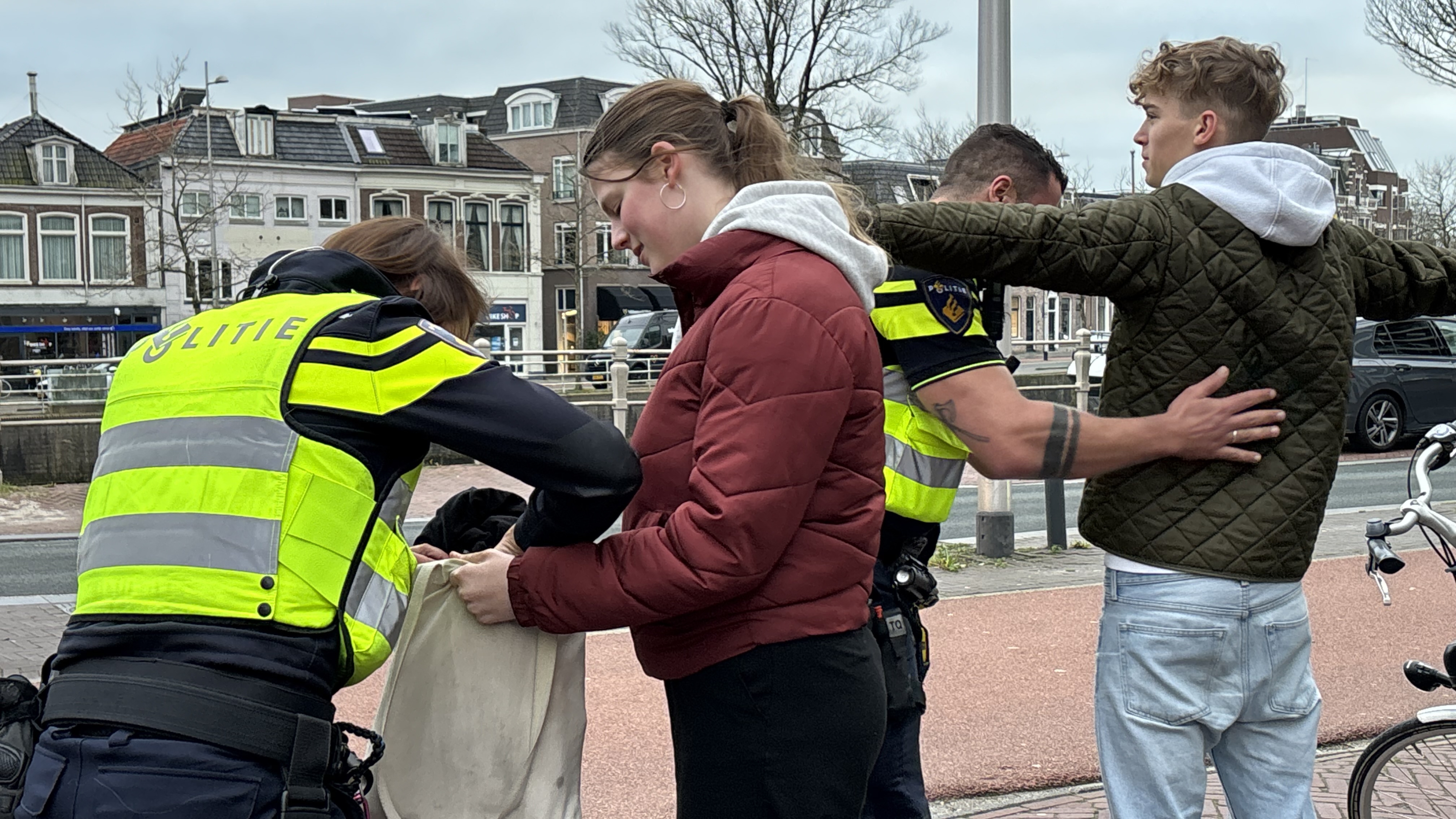 Oanhâldingen foar fjoerwapenbesit en drugsdealen by fûillearaksje yn Ljouwert