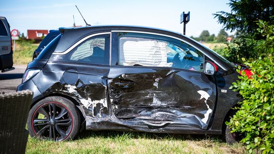 Automobilisten naar ziekenhuis na harde botsing. Automobilisten naar ziekenhuis na harde botsing.