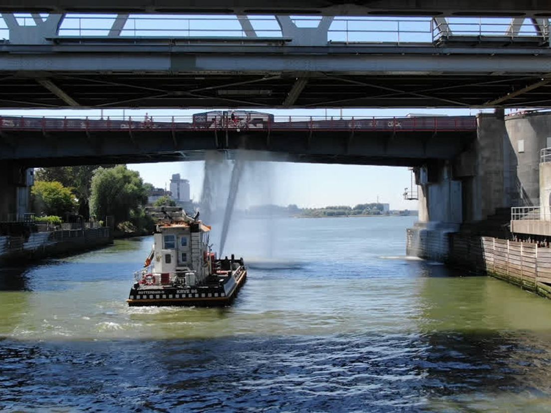 De Zwijndrechtse brug wordt gekoeld