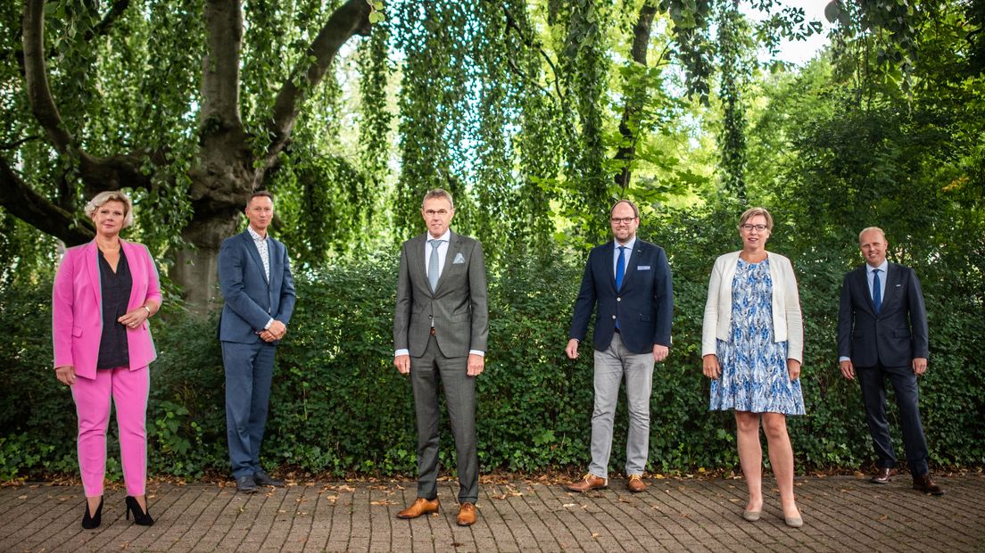 Het college van de gemeente Het Hogeland, met links wethouder Kristel Rutgers en rechts de opstapte wethouder Harmannus Blok.