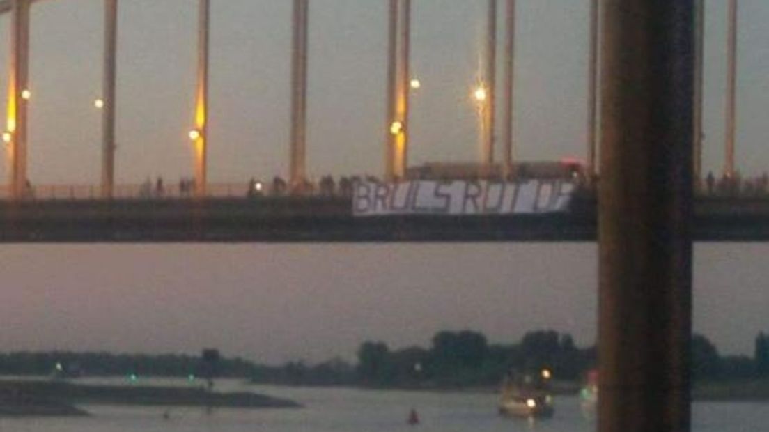 Het spandoek dat zondag aan de Waalbrug hing.