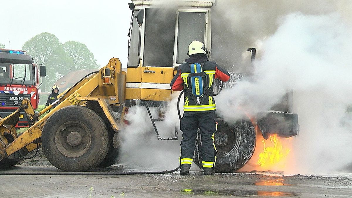 Brandende shovel zet koeienstal in Kerkenveld vol rook