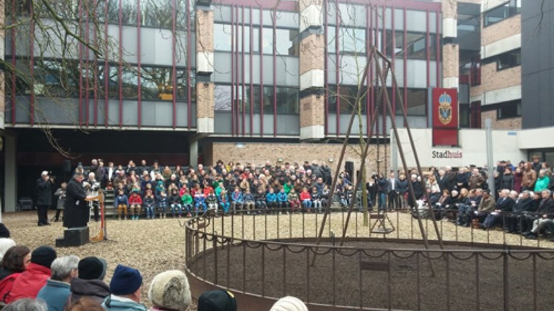 Herdenking bij monument De Schommel - Omroep Gelderland