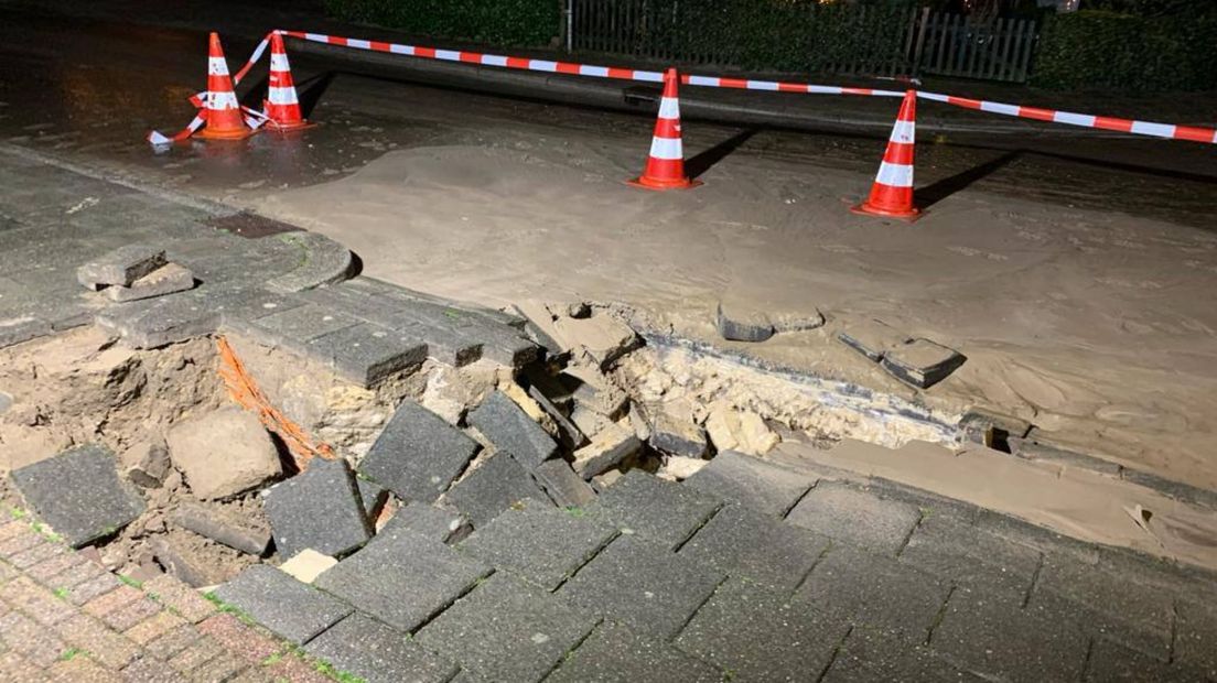 Een waterleiding aan de Valkenweg in Apeldoorn is gesprongen, bij de herstelwerkzaamheden knapte ook een gasleiding.