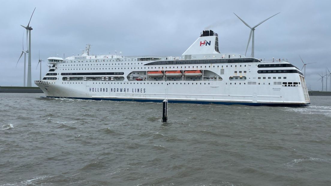 MS Romantika verlaat de Eemshaven voor de laatste keer