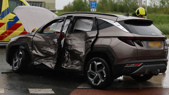 Schade aan auto en busje na ongeluk. Schade aan auto en busje na ongeluk.