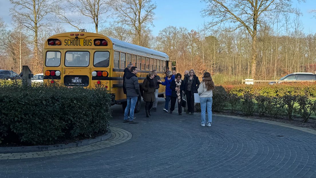 In een oude schoolbus trokken politici door het gebied rond de beoogde locatie voor het munitiedepot