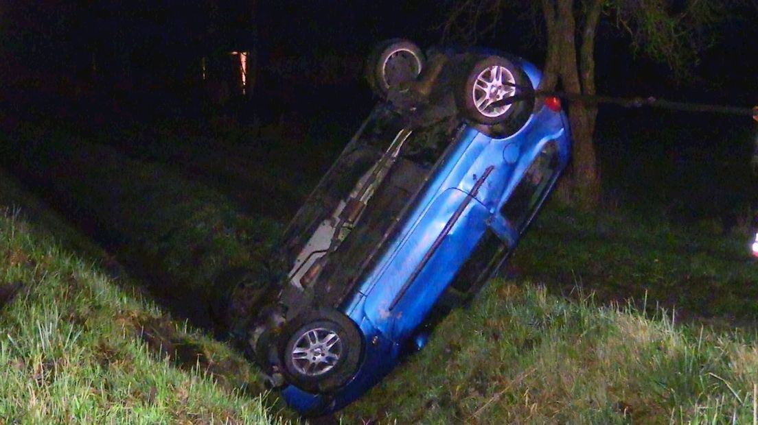 Auto komt op de kop in sloot terecht in Losser