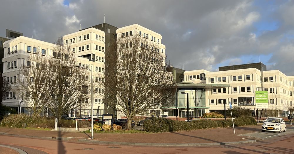 en vluchtelingen in voormalige gebouw De Friesland in