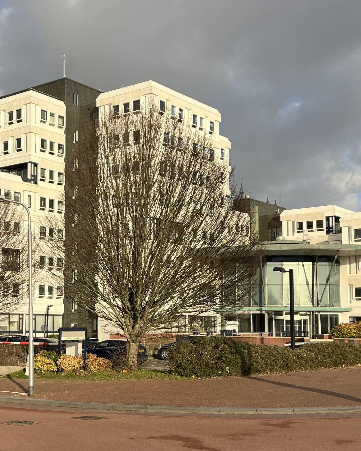 en vluchtelingen in voormalige gebouw De Friesland in