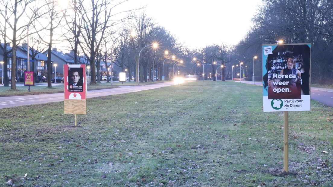 Verkiezingsborden van de Partij voor de Dieren en de SP zijn overplakt door Forum voor Democratie