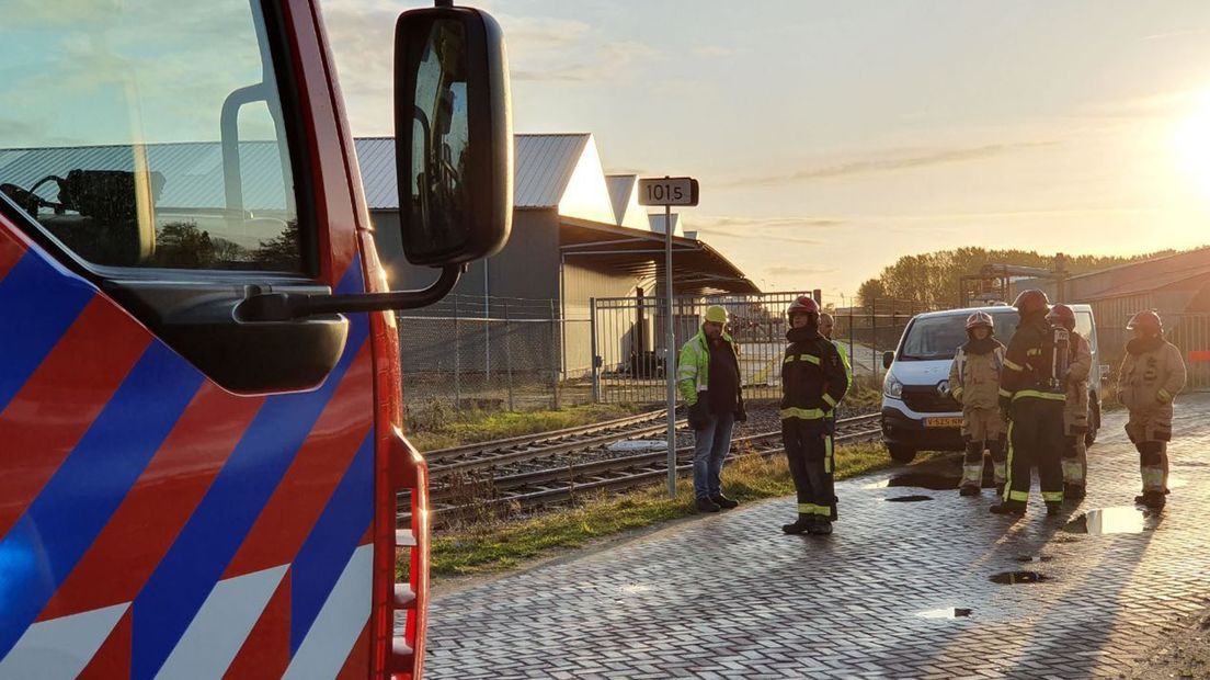 De brandweer is bij het lek