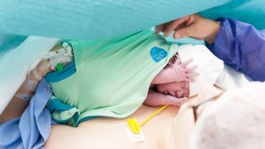 Met de nieuwe buidel kan de pasgeboren baby wèl meteen bij de moeder op de borst