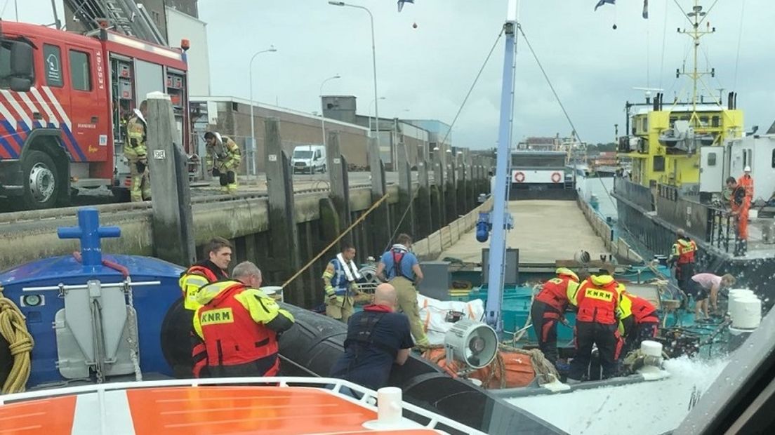 Met hulp van de KNRM en brandweer werd het schip leeggepompt