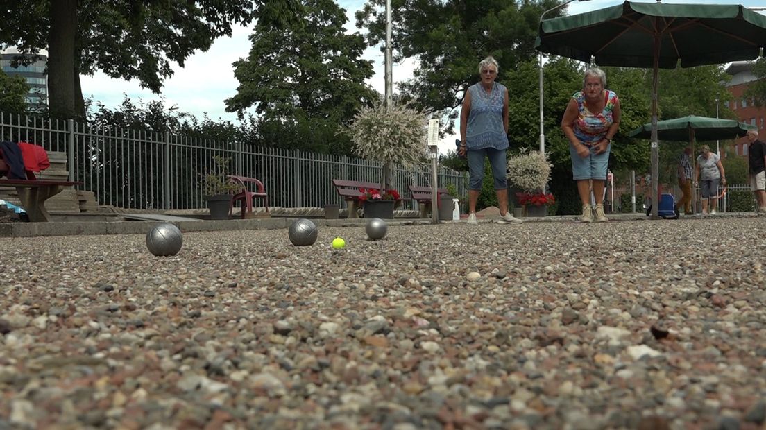 Jeu de Boules is populair bij oudere Tielenaren. Gewoon een balletje werpen in het park is er al lang niet meer bij. Om de fanatieke spelers ook bij slecht weer te huisvesten, bouwt vereniging De Teerling aan een modern Boulodrome. Dat gaat stap voor stap en op eigen houtje, want financiële steun van de gemeente is er niet bij.