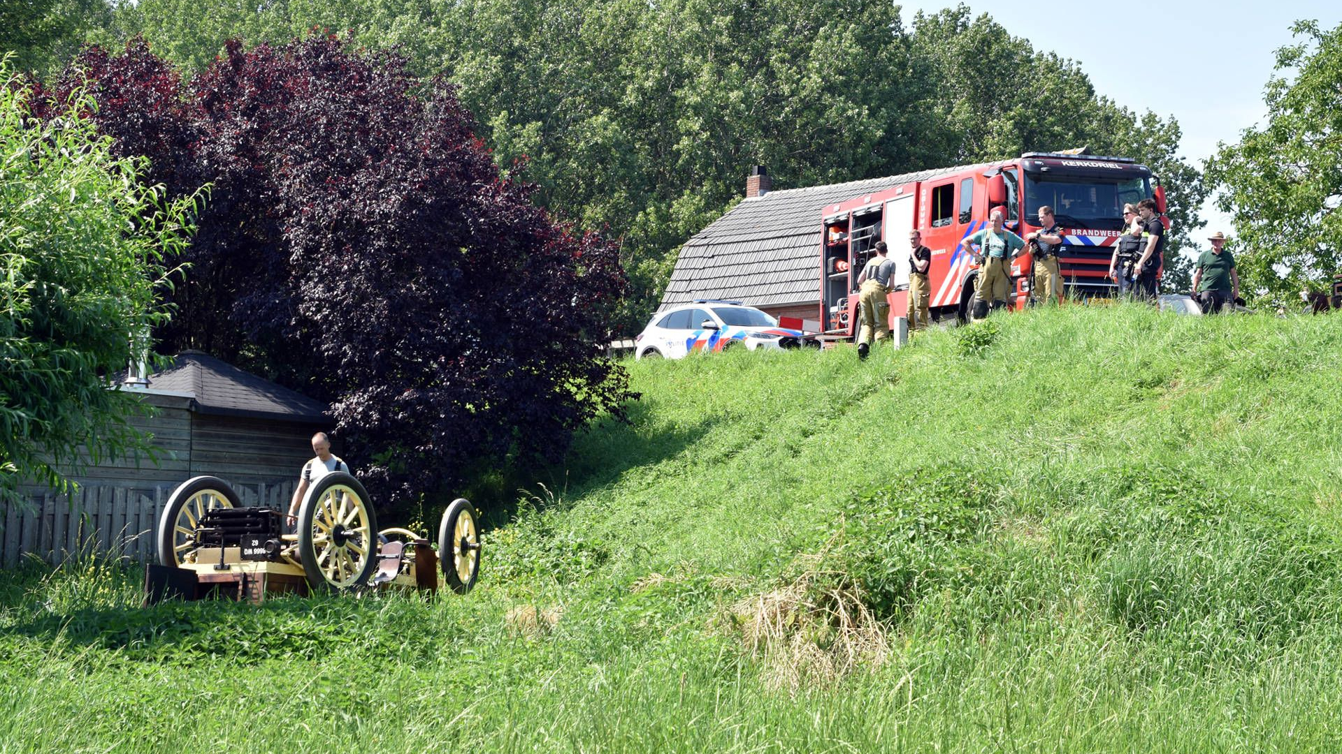 Oldtimer valt meters van dijk en eindigt ondersteboven