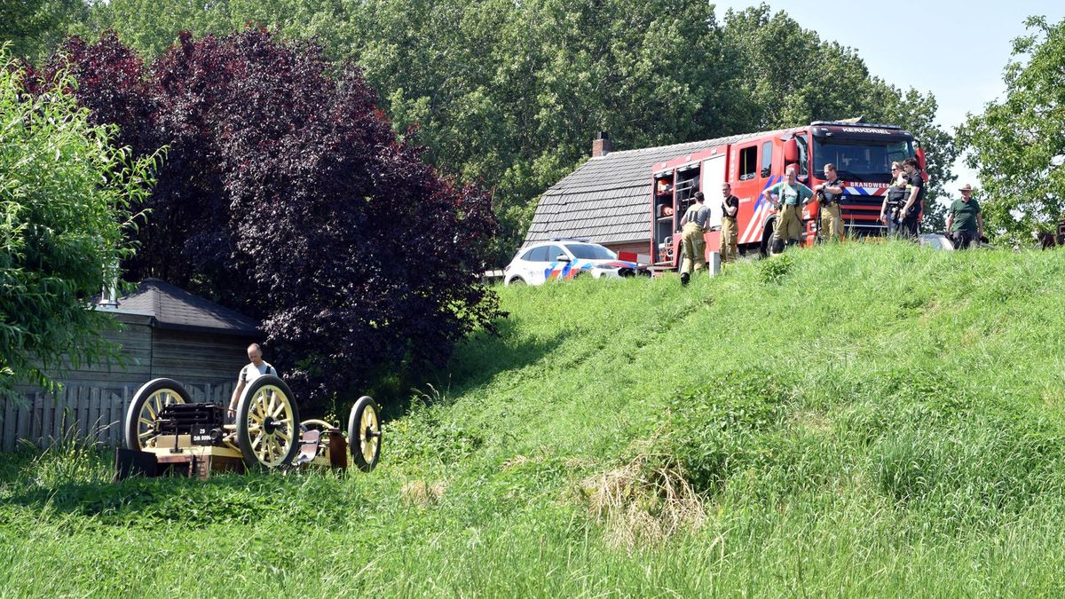 Oldtimer valt meters van dijk en eindigt ondersteboven