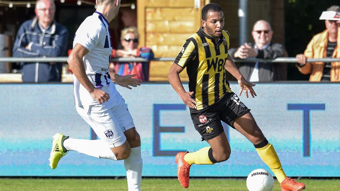 Maikey Parami in actie voor Rijnsburgse Boys