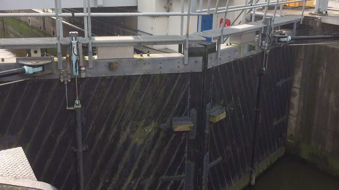 De sluisdeuren in het Robbengatsluis bij Lauwersoog