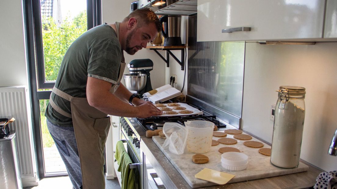 Jeroen Meijer druk bezig in zijn keuken met de gevulde koeken (Rechten: Robbert Oosting / RTV Drenthe)