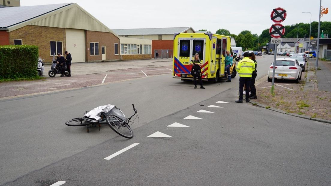 De fiets ligt na het ongeval op de weg