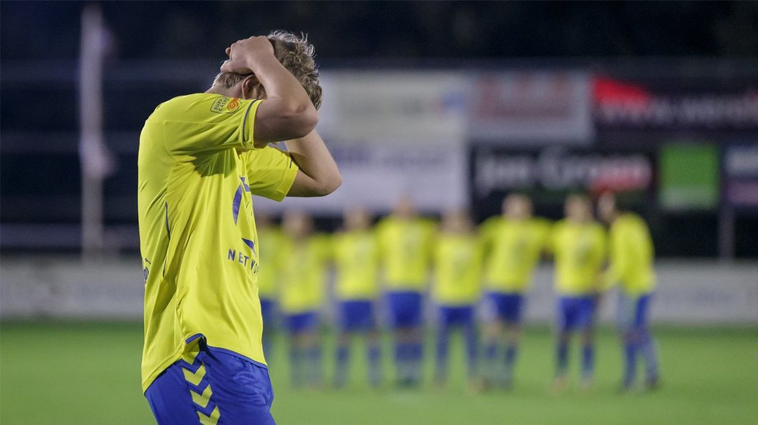 Lars Rauws treurt na zijn gemiste penalty tijdens FC Lisse - Hoek. 