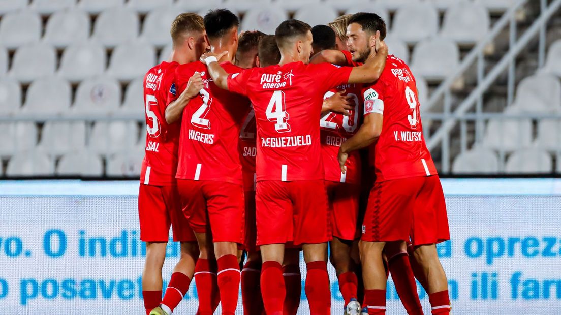 FC Twente viert een doelpunt in het heenduel met Cukaricki
