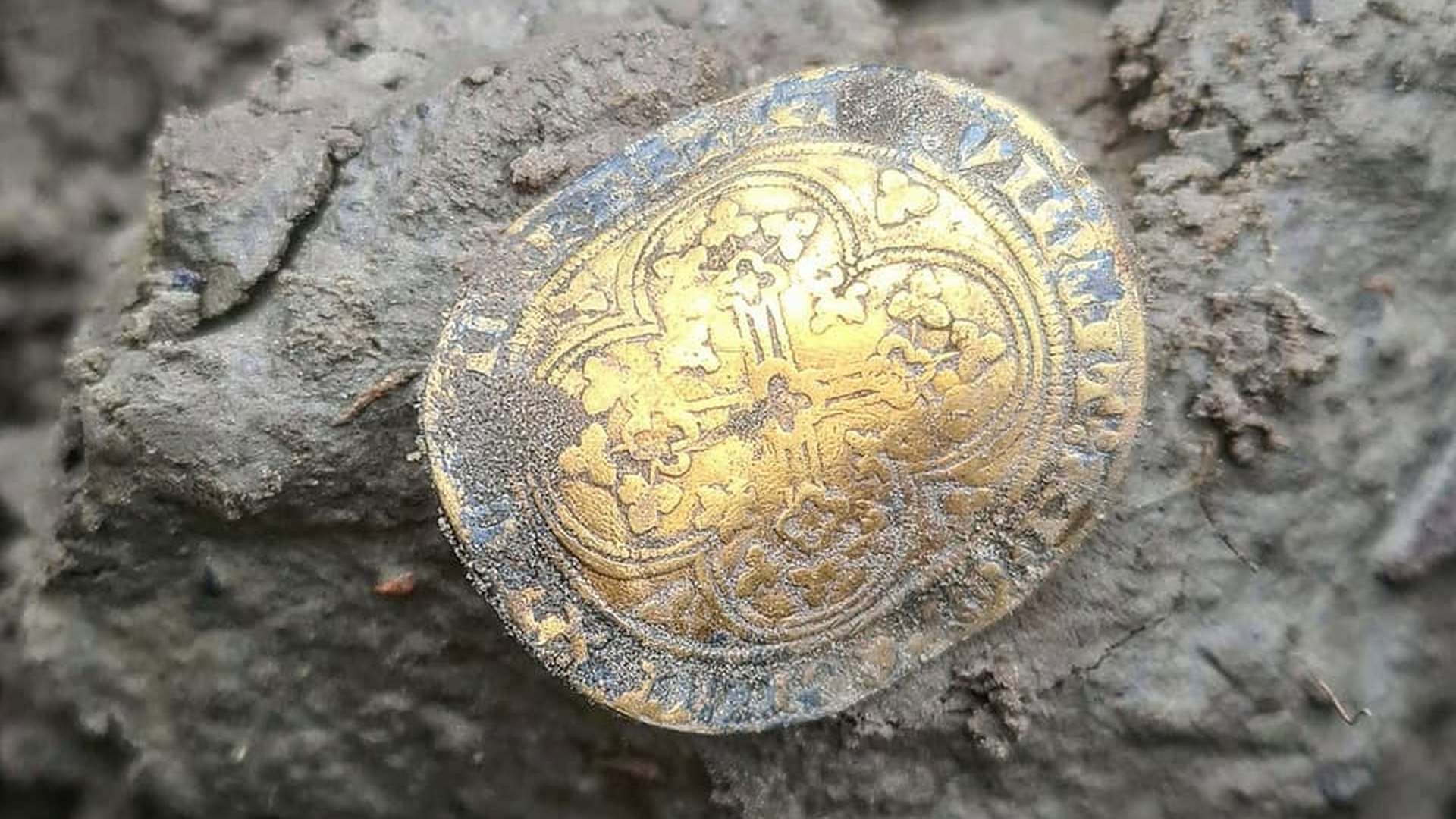 Gouden fibulamunt út de 14e iuw fûn yn Noardeast-Fryslân