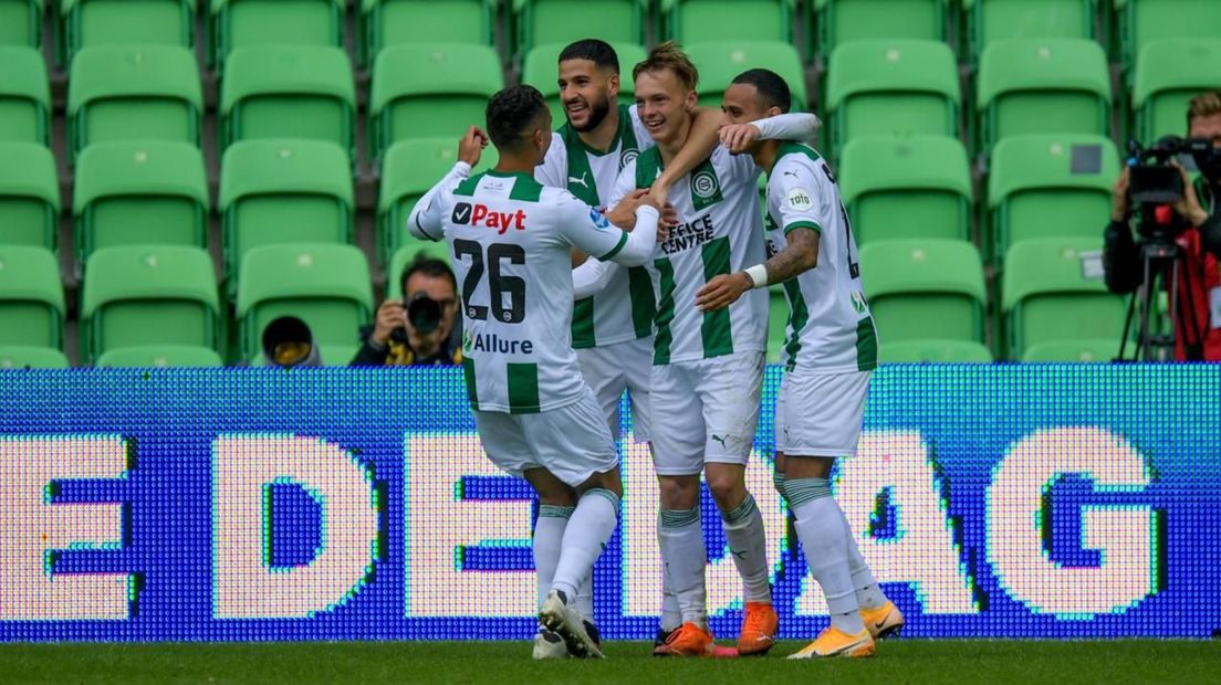 Remco Balk (tweede van rechts) krijgt de felicitaties na zijn beslissende goal