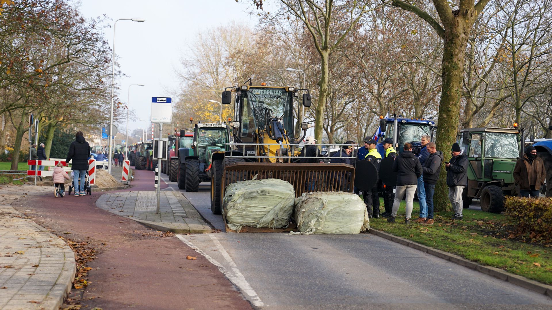 Politie Grijpt In Bij Boerenprotesten Zwolle, Zet Shovel In - RTV Drenthe