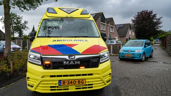 Fietser in Emmen gewond bij ongeluk met auto. Fietser in Emmen gewond bij ongeluk met auto.