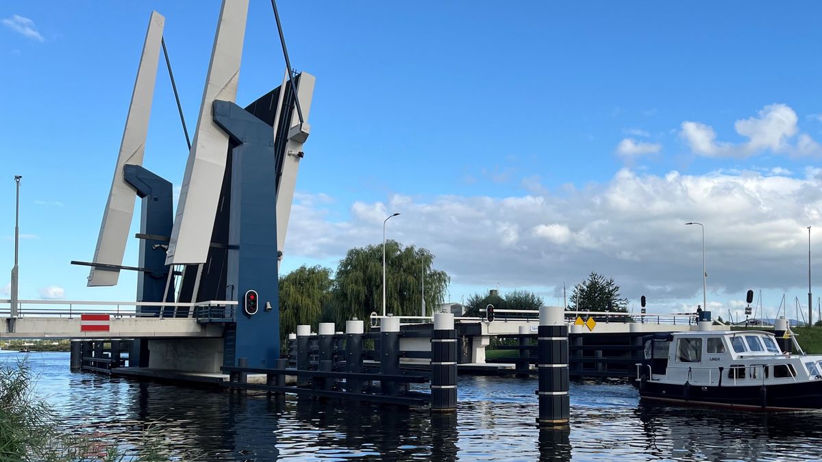 Brug bij Terherne wordt nu opgeknapt, tot ergernis van dorpsbelang en toeristen