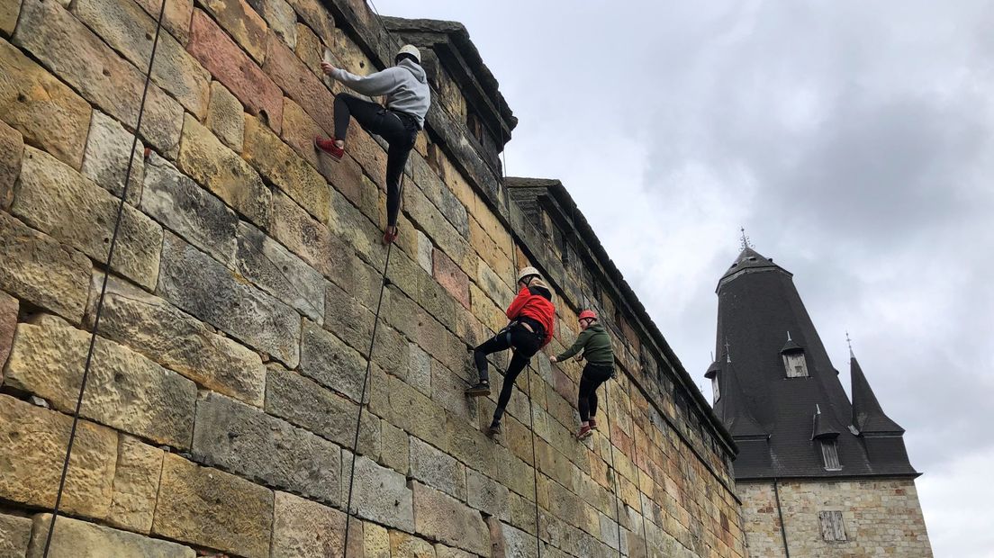 Met z'n drieën op een rij: zo worden de kasteelmuren stukje voor stukje schoner