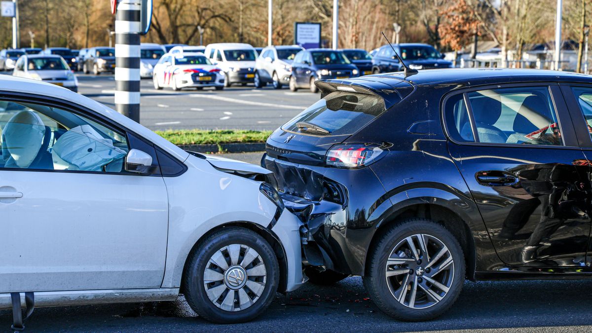 Auto op de kop in de berm bij Wiuwert | Auto's beschadigd na aanrijding bij Sexbierum