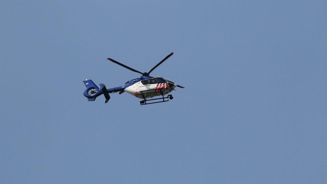 De politie zoekt met een helikopter naar de vermiste man (Rechten: Van Oost Media)