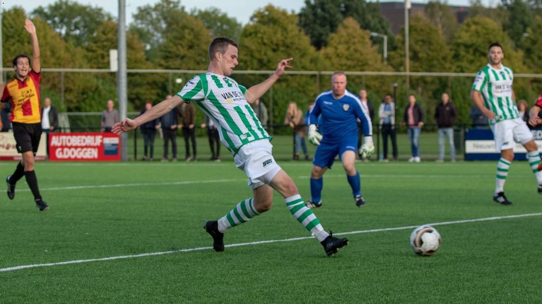 Invaller Guus de Leeuw tikt het winnende doelpunt binnen tegen DOSKO