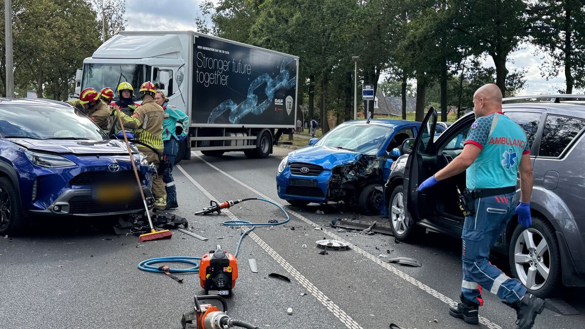 Meerdere gewonden na botsing met drie auto's