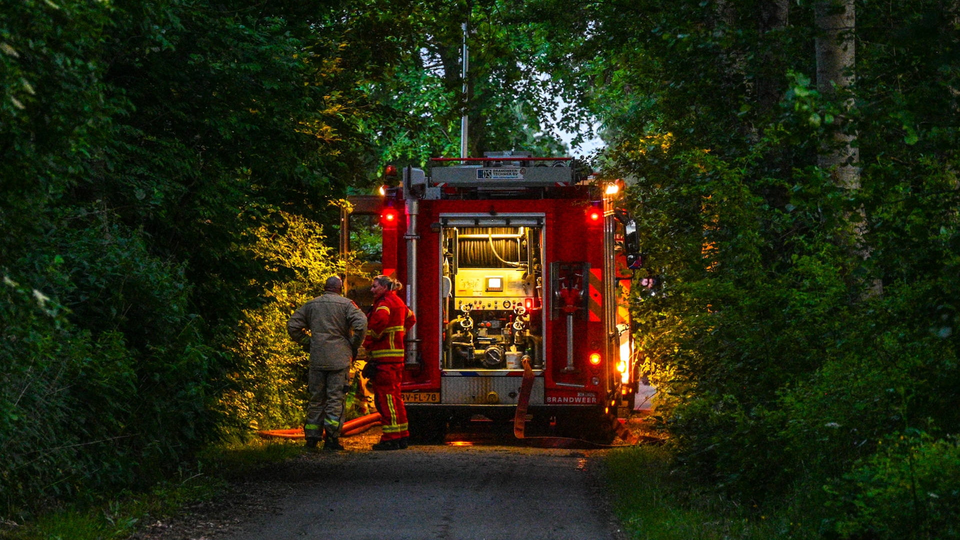 112-nieuws zondag 31 mei: Brand in pand met rieten dak in Niebert • Auto te water in Groningen
