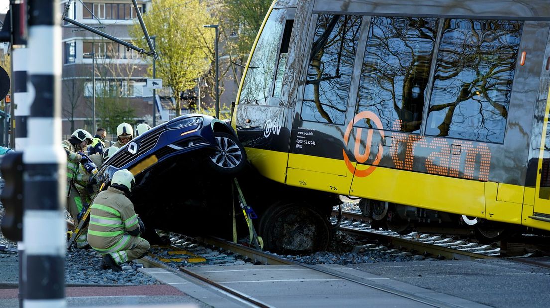 Door de aanrijding liep de tram uit de rails, met veel schade aan de trambaan als gevolg.