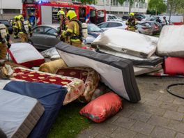 Brand in kelderbox met tientallen matrassen | Verdachte vlucht na overval met 2 euro
